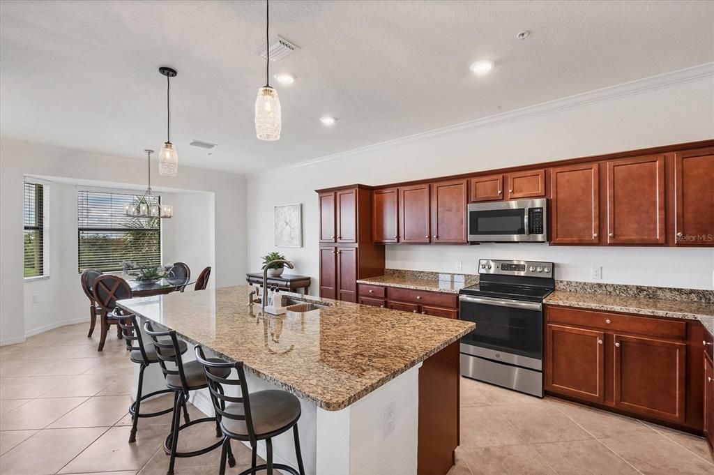 合同活跃: $289,900 (2 贝兹, 2 浴室, 1142 平方英尺)