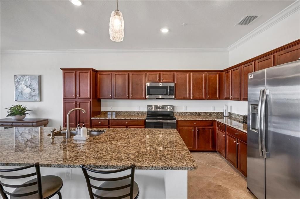 合同活跃: $289,900 (2 贝兹, 2 浴室, 1142 平方英尺)