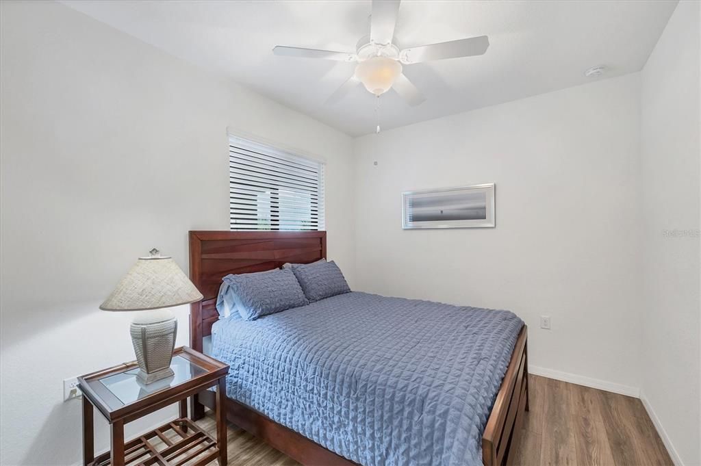 合同活跃: $289,900 (2 贝兹, 2 浴室, 1142 平方英尺)