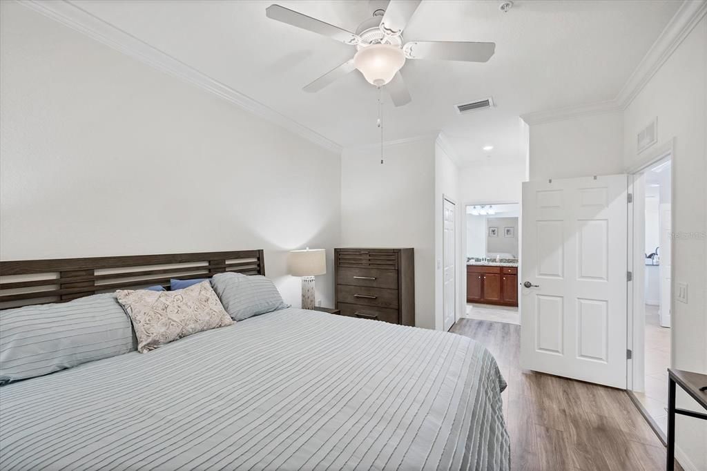 合同活跃: $289,900 (2 贝兹, 2 浴室, 1142 平方英尺)