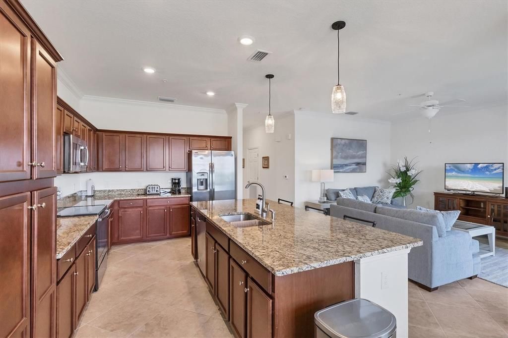 合同活跃: $289,900 (2 贝兹, 2 浴室, 1142 平方英尺)