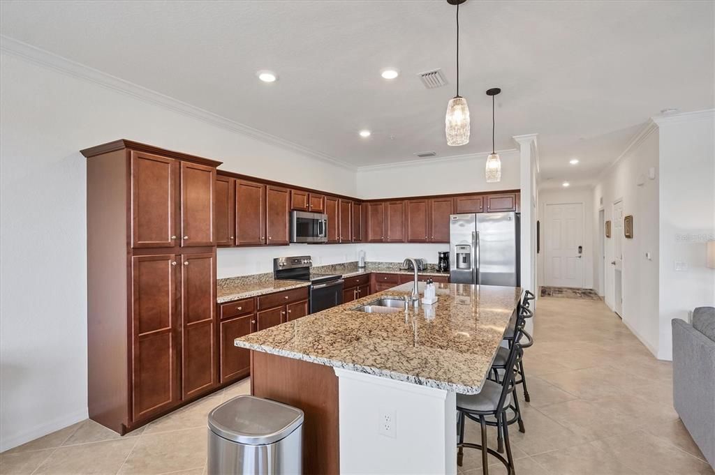 合同活跃: $289,900 (2 贝兹, 2 浴室, 1142 平方英尺)