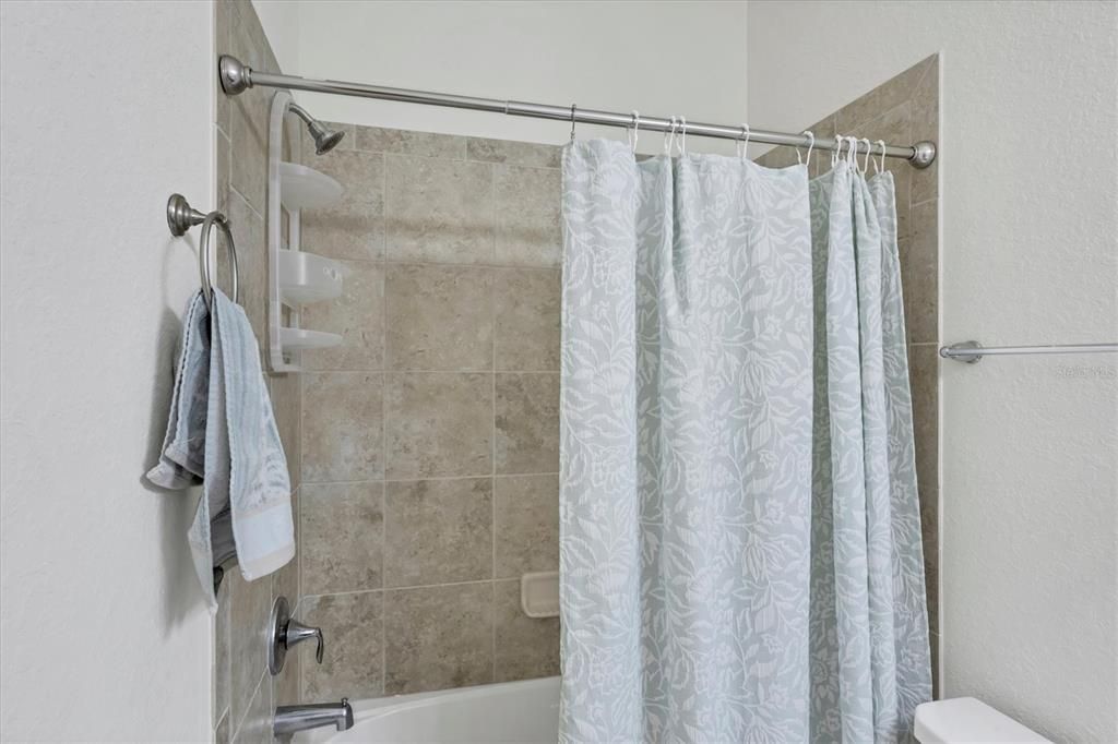 合同活跃: $289,900 (2 贝兹, 2 浴室, 1142 平方英尺)