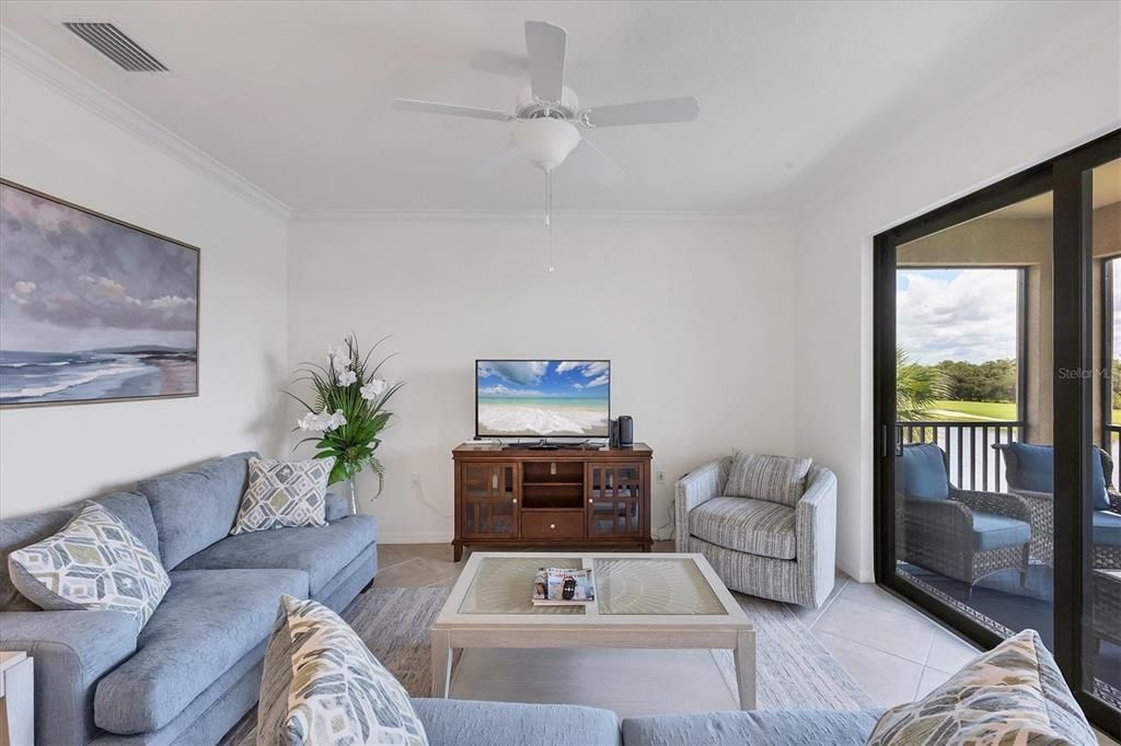 合同活跃: $289,900 (2 贝兹, 2 浴室, 1142 平方英尺)