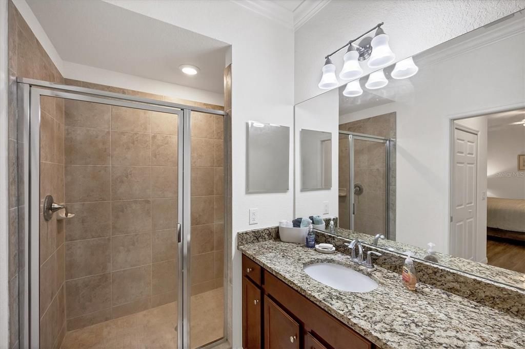 合同活跃: $289,900 (2 贝兹, 2 浴室, 1142 平方英尺)