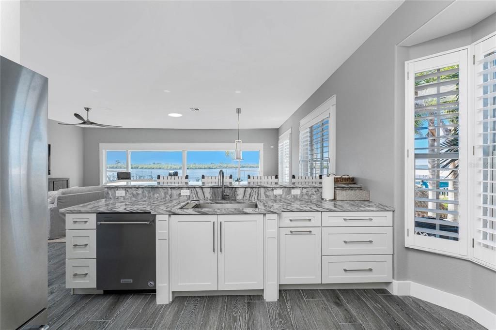 На продажу: $649,900 (2 спален, 2 ванн, 1561 Квадратных фут)