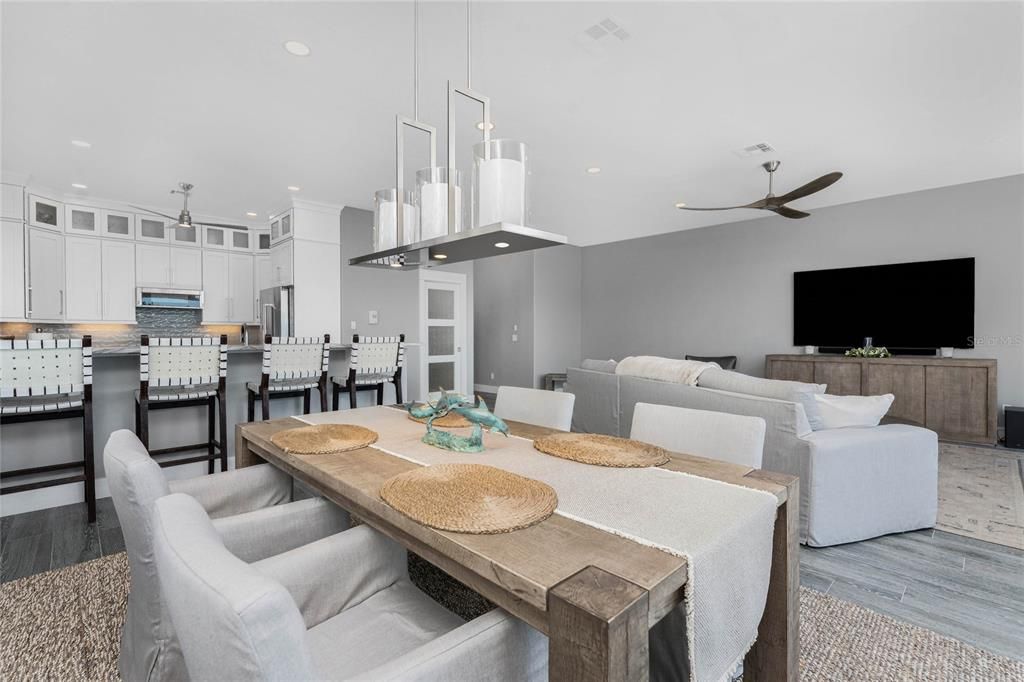 На продажу: $649,900 (2 спален, 2 ванн, 1561 Квадратных фут)