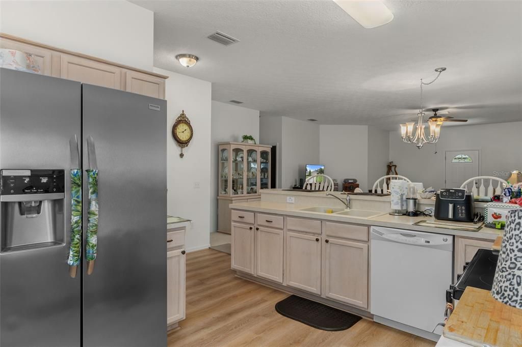 待售: $249,500 (2 贝兹, 2 浴室, 1746 平方英尺)