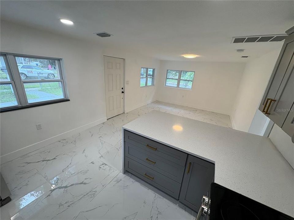 For Sale: $299,999 (3 beds, 1 baths, 925 Square Feet)