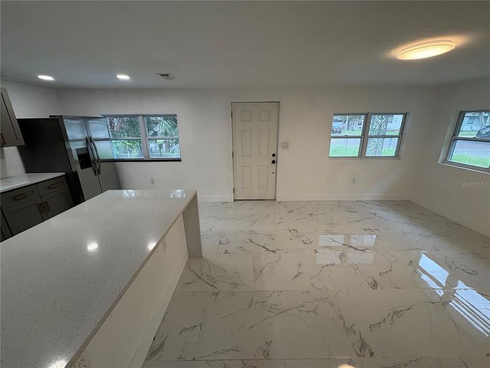 For Sale: $299,999 (3 beds, 1 baths, 925 Square Feet)