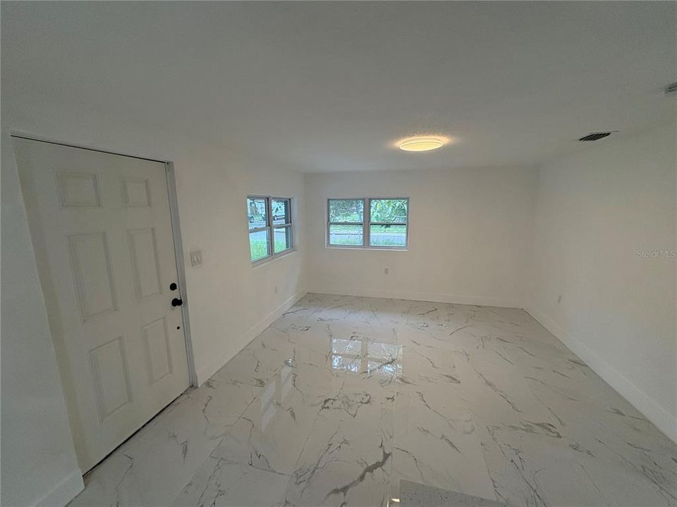 For Sale: $299,999 (3 beds, 1 baths, 925 Square Feet)