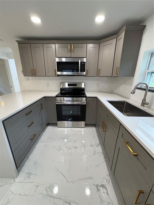 For Sale: $299,999 (3 beds, 1 baths, 925 Square Feet)