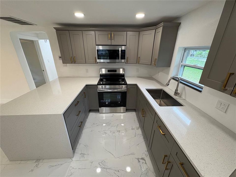 For Sale: $299,999 (3 beds, 1 baths, 925 Square Feet)