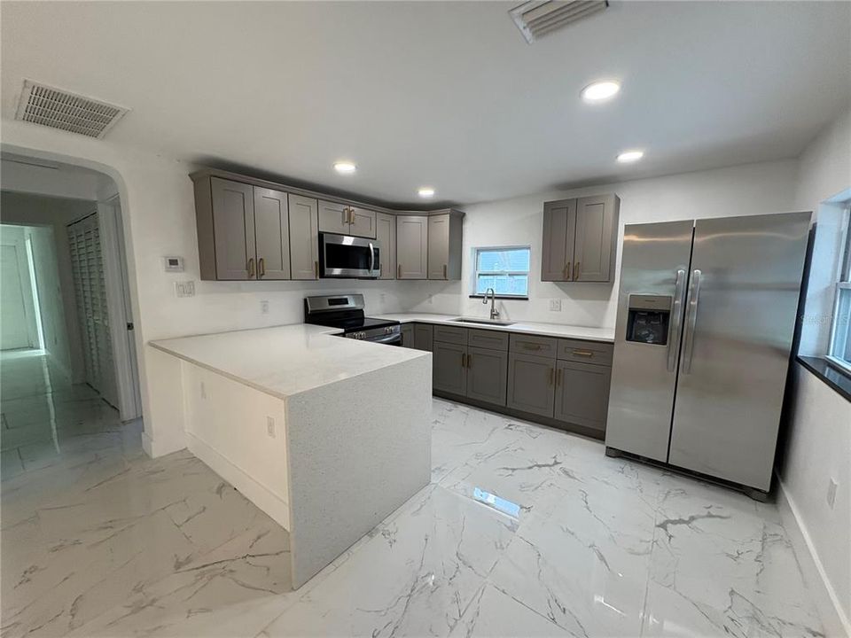 For Sale: $299,999 (3 beds, 1 baths, 925 Square Feet)