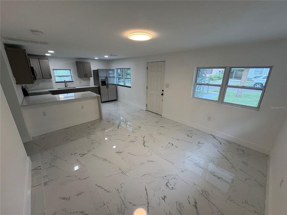 For Sale: $299,999 (3 beds, 1 baths, 925 Square Feet)