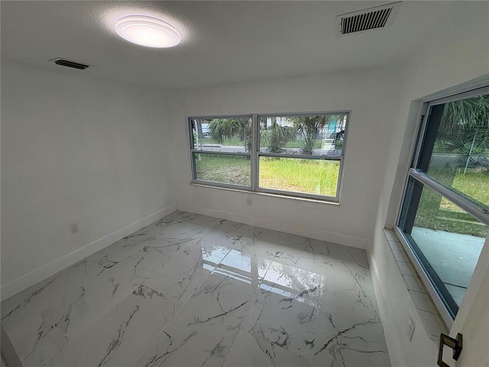 For Sale: $299,999 (3 beds, 1 baths, 925 Square Feet)