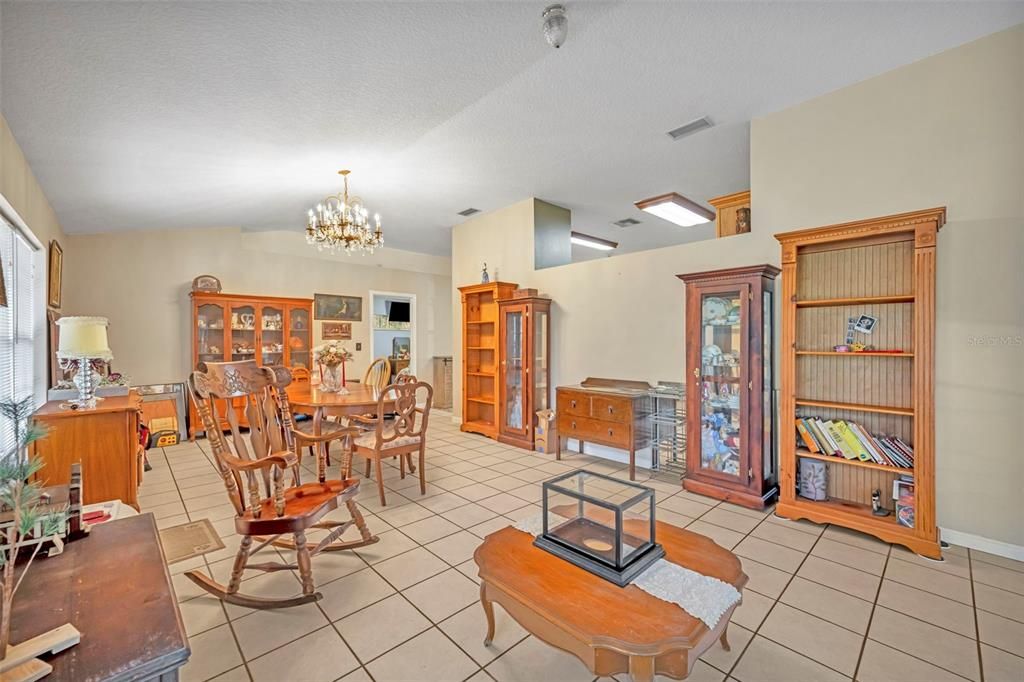 Activo con contrato: $898,500 (6 camas, 4 baños, 4339 Pies cuadrados)