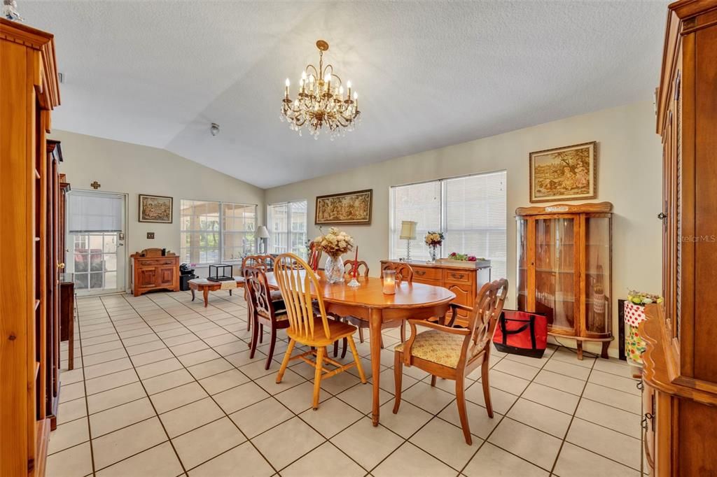 Activo con contrato: $898,500 (6 camas, 4 baños, 4339 Pies cuadrados)