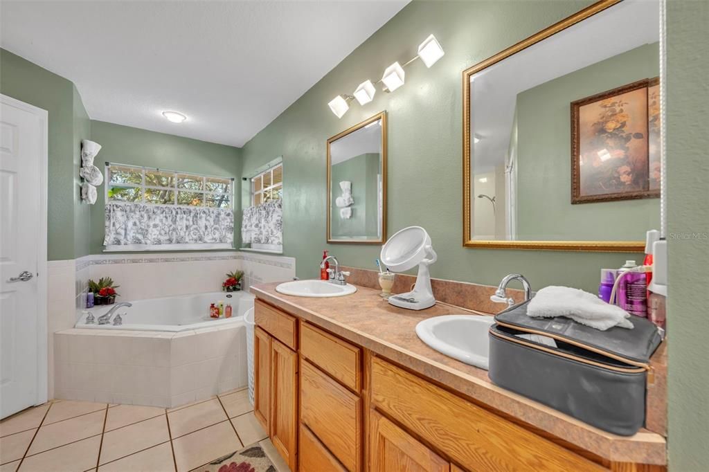 Activo con contrato: $898,500 (6 camas, 4 baños, 4339 Pies cuadrados)