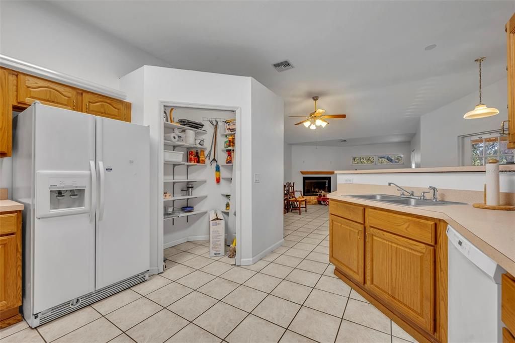 Activo con contrato: $898,500 (6 camas, 4 baños, 4339 Pies cuadrados)