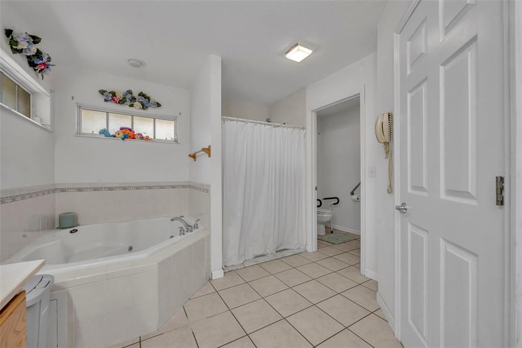 Activo con contrato: $898,500 (6 camas, 4 baños, 4339 Pies cuadrados)