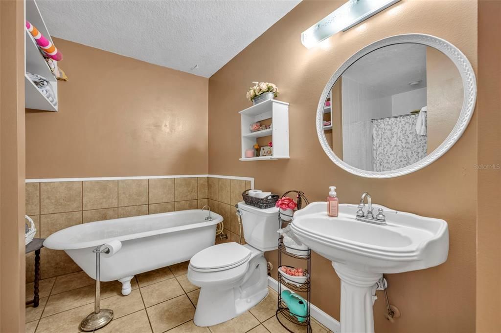 Activo con contrato: $898,500 (6 camas, 4 baños, 4339 Pies cuadrados)