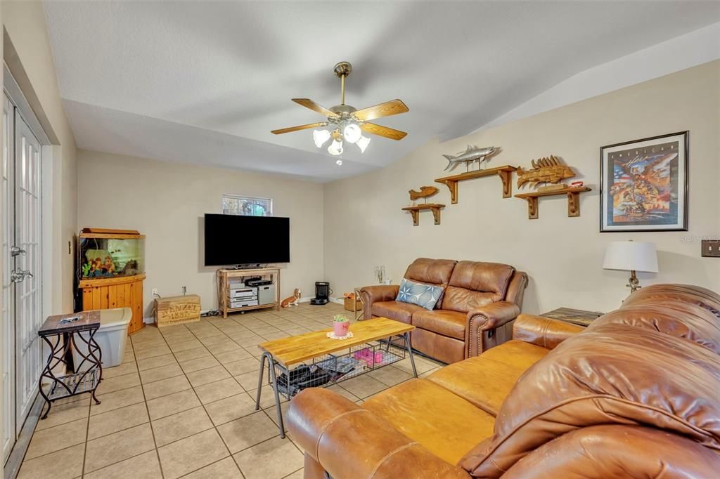 Activo con contrato: $898,500 (6 camas, 4 baños, 4339 Pies cuadrados)