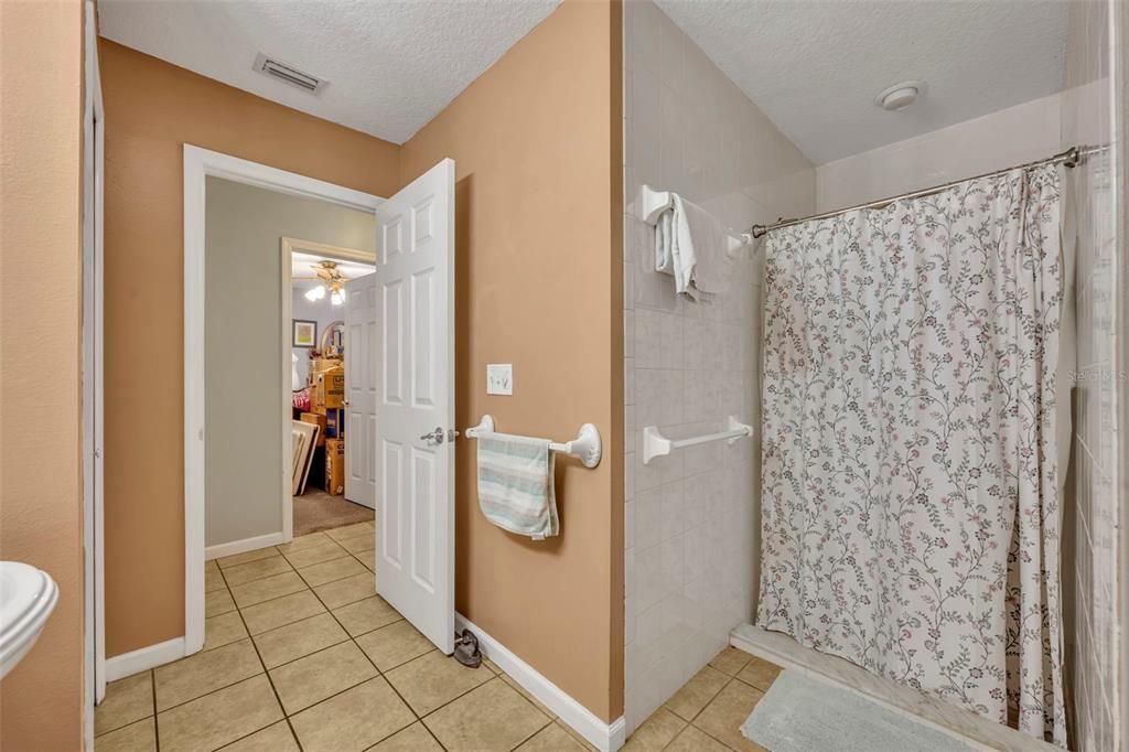 Activo con contrato: $898,500 (6 camas, 4 baños, 4339 Pies cuadrados)