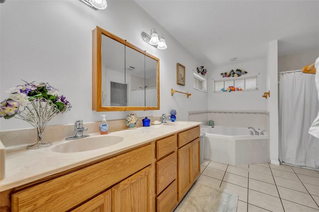 Activo con contrato: $898,500 (6 camas, 4 baños, 4339 Pies cuadrados)