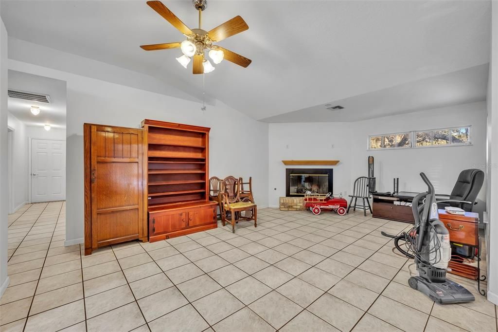 Activo con contrato: $898,500 (6 camas, 4 baños, 4339 Pies cuadrados)