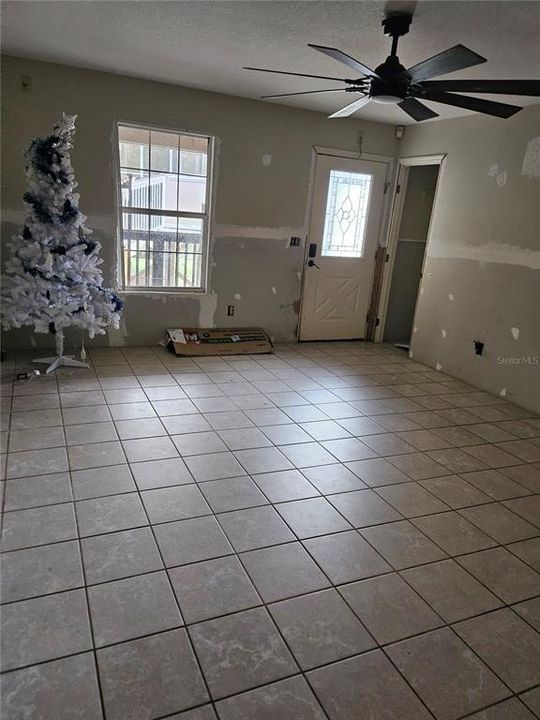 For Sale: $255,000 (3 beds, 2 baths, 1184 Square Feet)