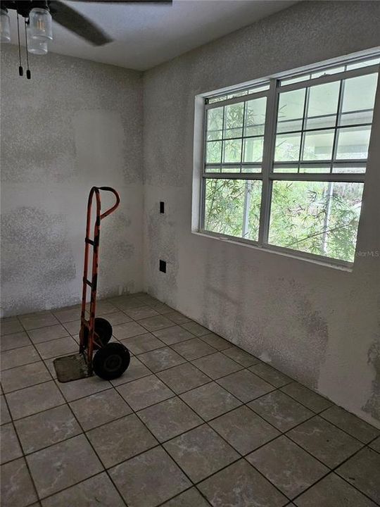 For Sale: $255,000 (3 beds, 2 baths, 1184 Square Feet)