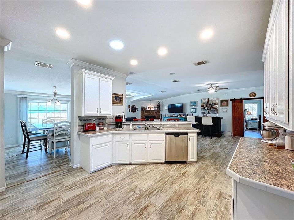 На продажу: $899,900 (4 спален, 3 ванн, 2820 Квадратных фут)