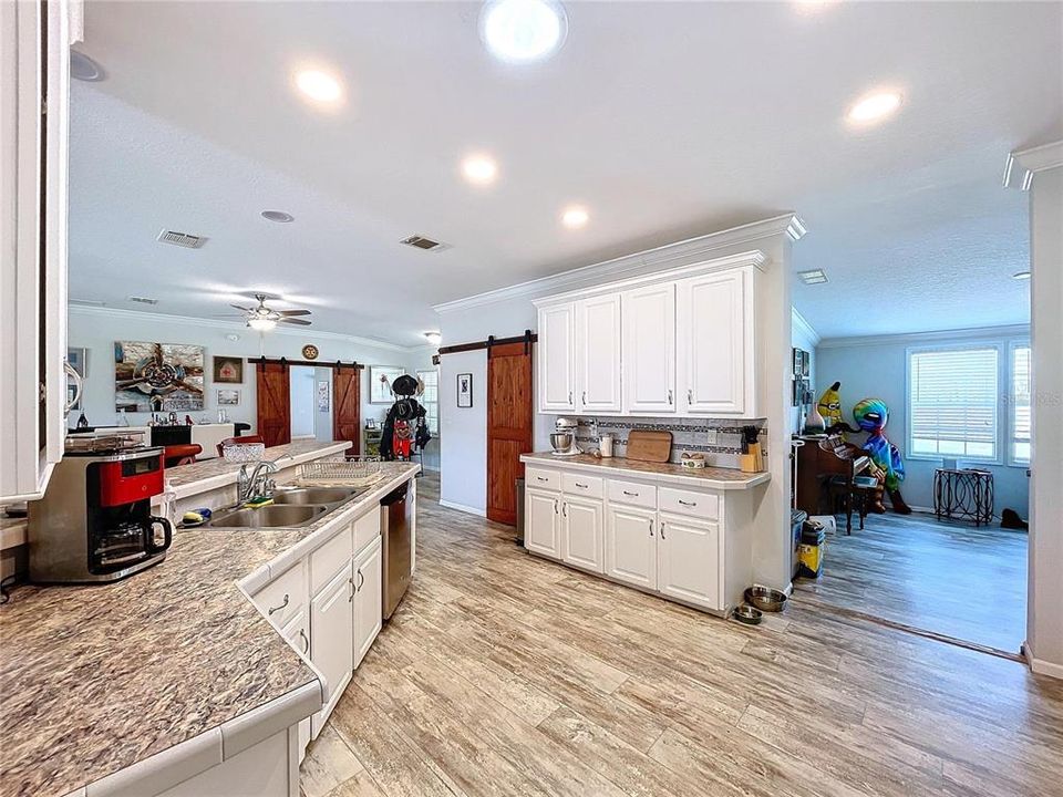 На продажу: $899,900 (4 спален, 3 ванн, 2820 Квадратных фут)