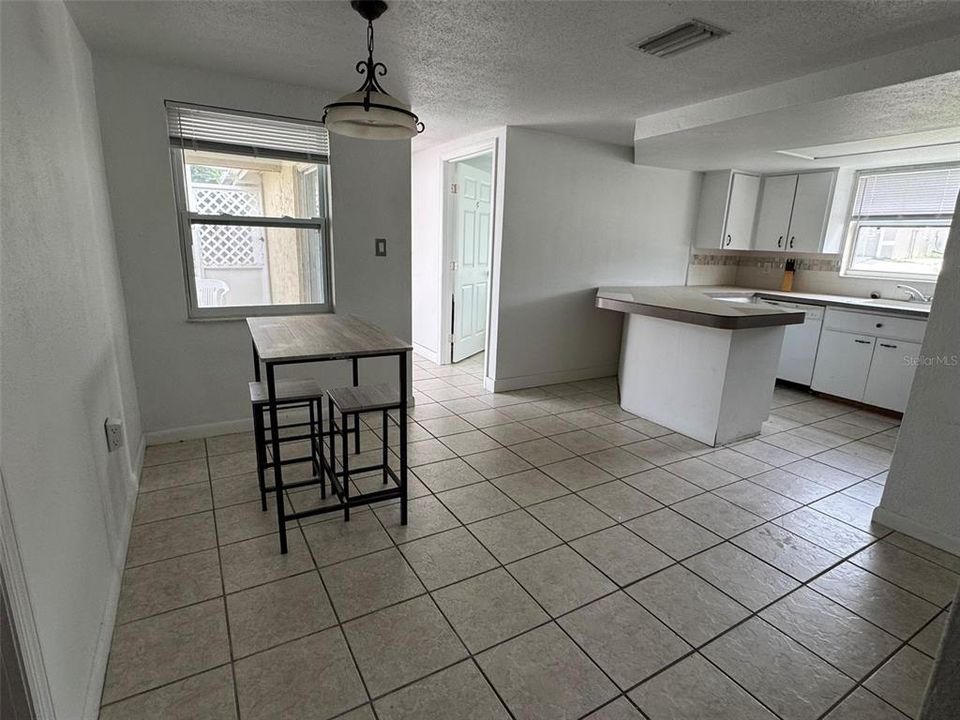 合同活跃: $180,000 (6 贝兹, 2 浴室, 1622 平方英尺)