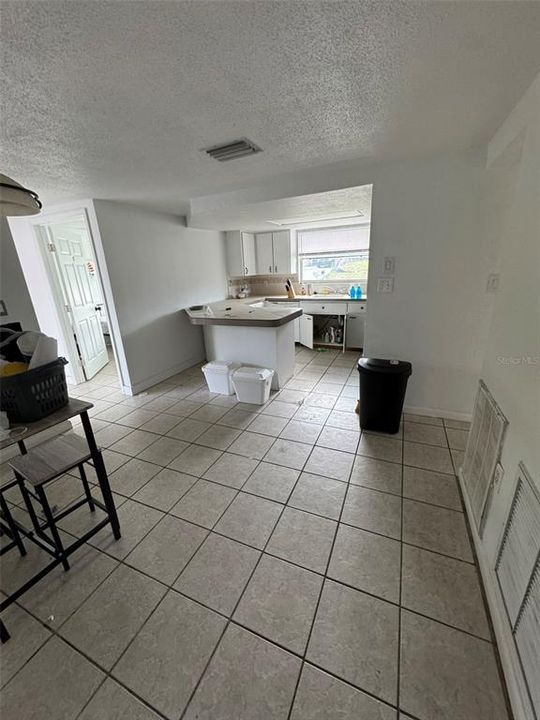 合同活跃: $180,000 (6 贝兹, 2 浴室, 1622 平方英尺)