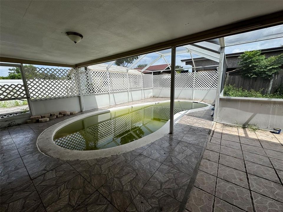 合同活跃: $180,000 (6 贝兹, 2 浴室, 1622 平方英尺)