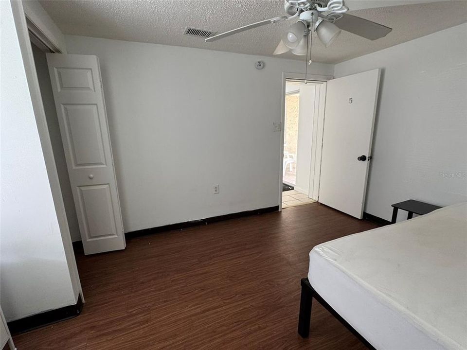 合同活跃: $180,000 (6 贝兹, 2 浴室, 1622 平方英尺)