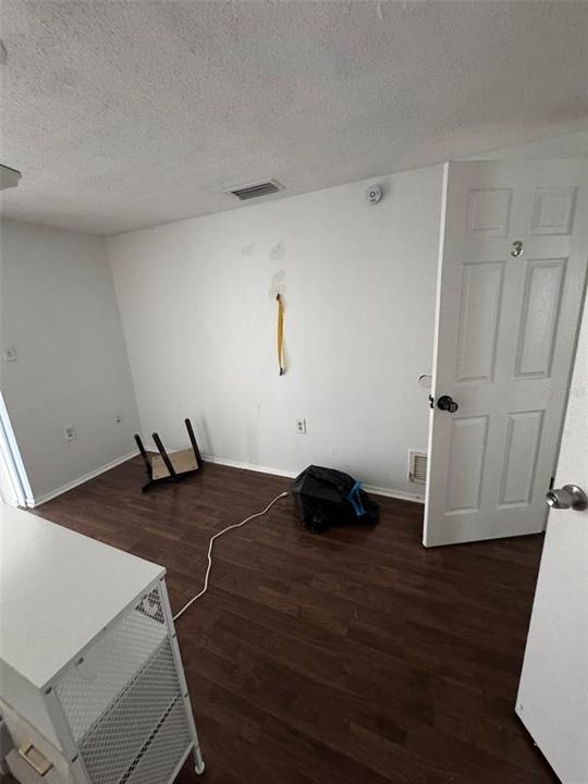 合同活跃: $180,000 (6 贝兹, 2 浴室, 1622 平方英尺)