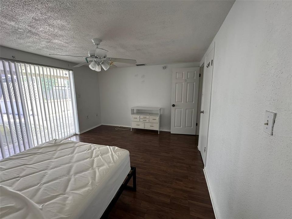 合同活跃: $180,000 (6 贝兹, 2 浴室, 1622 平方英尺)