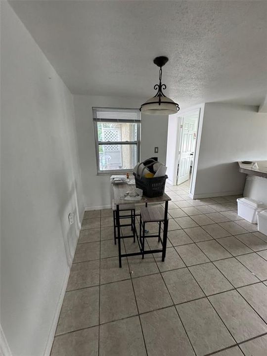 合同活跃: $180,000 (6 贝兹, 2 浴室, 1622 平方英尺)