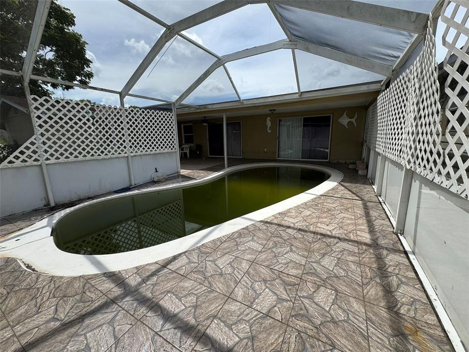 合同活跃: $180,000 (6 贝兹, 2 浴室, 1622 平方英尺)