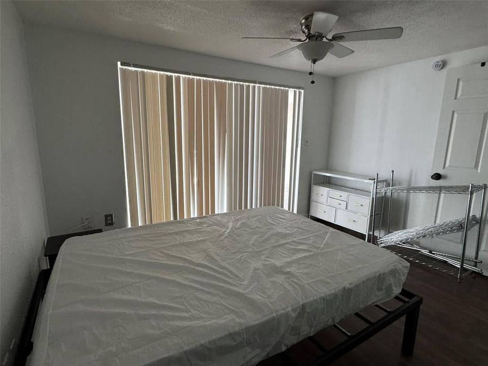 合同活跃: $180,000 (6 贝兹, 2 浴室, 1622 平方英尺)