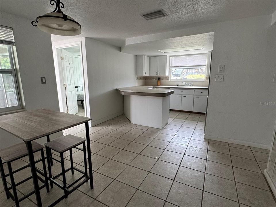 合同活跃: $180,000 (6 贝兹, 2 浴室, 1622 平方英尺)