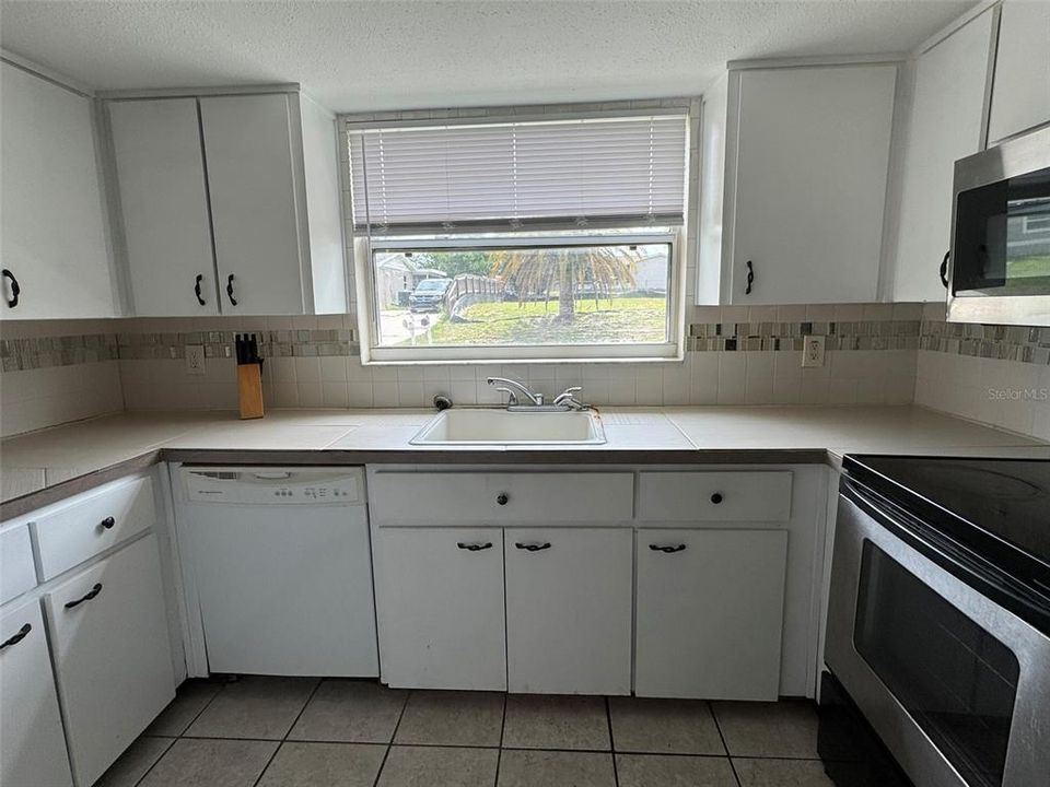 合同活跃: $180,000 (6 贝兹, 2 浴室, 1622 平方英尺)