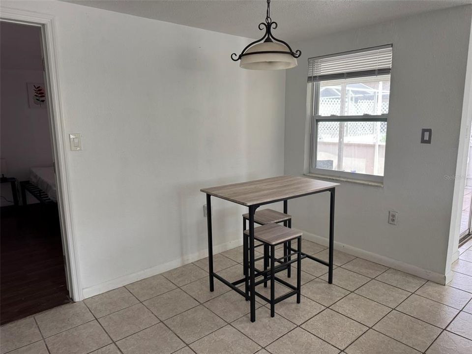 合同活跃: $180,000 (6 贝兹, 2 浴室, 1622 平方英尺)