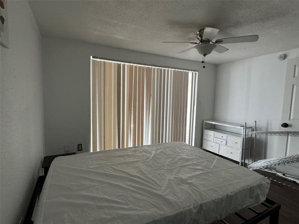 合同活跃: $180,000 (6 贝兹, 2 浴室, 1622 平方英尺)