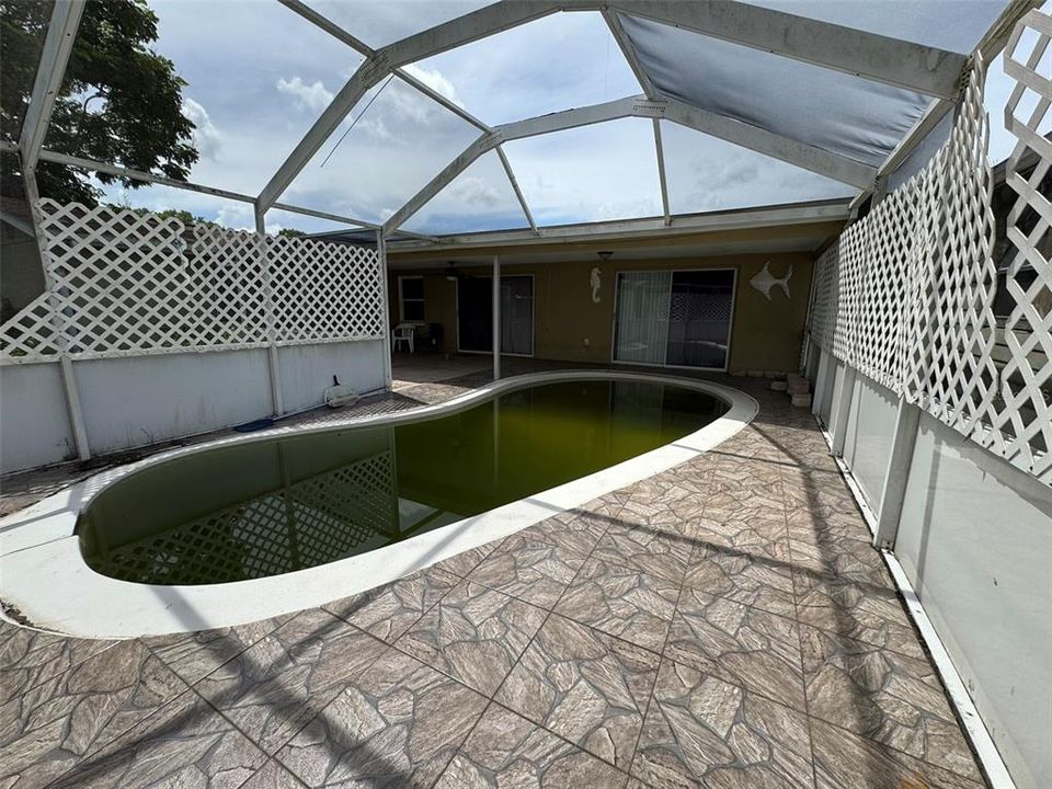 合同活跃: $180,000 (6 贝兹, 2 浴室, 1622 平方英尺)