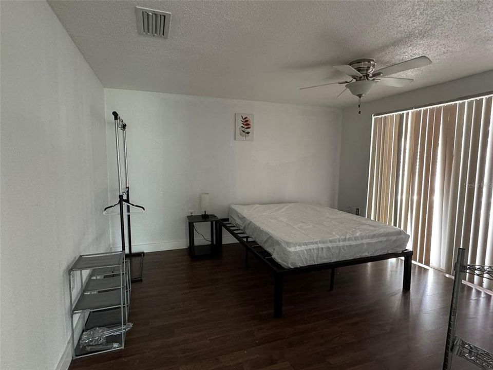 合同活跃: $180,000 (6 贝兹, 2 浴室, 1622 平方英尺)