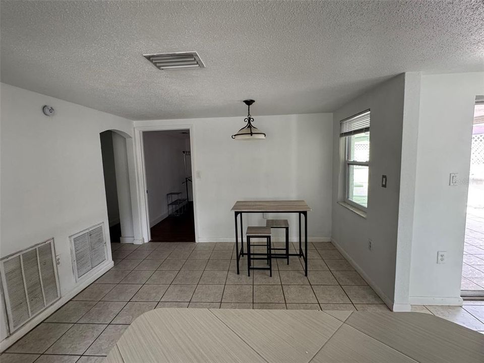 合同活跃: $180,000 (6 贝兹, 2 浴室, 1622 平方英尺)